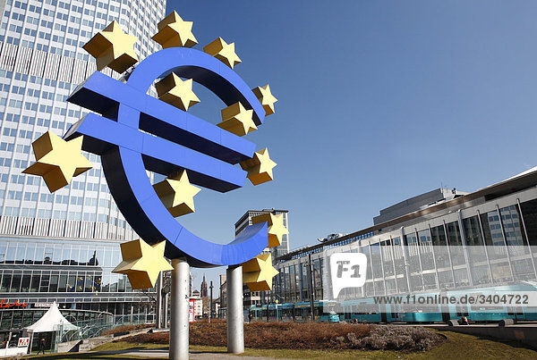 Eurozeichen vor der Europäischen Zentralbank  Frankfurt am Main  Deutschland  Flachwinkelansicht