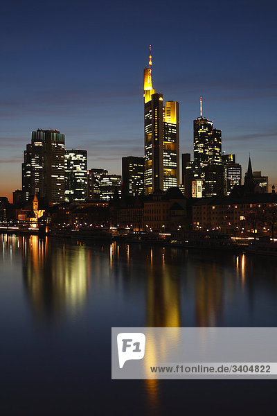 Skyline von Frankfurt in der Abenddämmerung  Deutschland