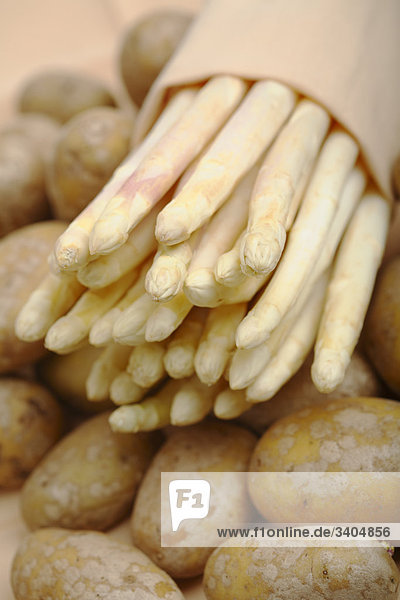 Kartoffeln und ein Bund Spargel  Close-up