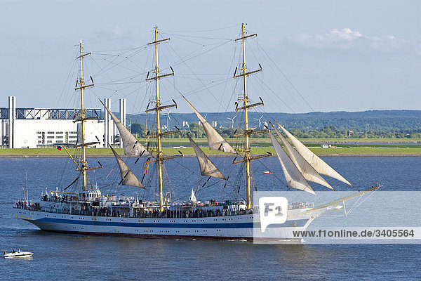 Russisches Segelschiff auf der Elbe  Hamburg  Deutschland  Erhöhte Ansicht