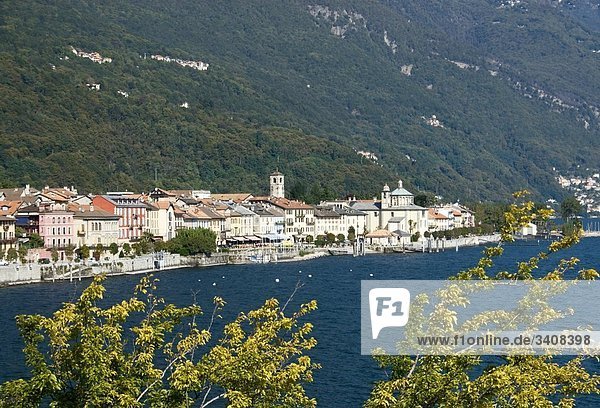 Blick auf Cannobio und Lago Maggiore  Piemont  Italien  Erhöhte Ansicht