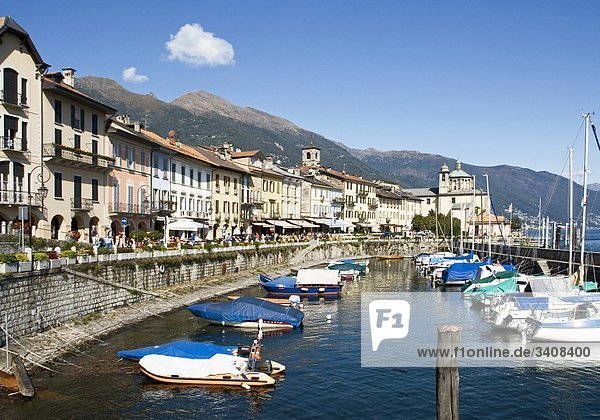 Boote im Hafenbecken von Cannobio  Piemont  Italien