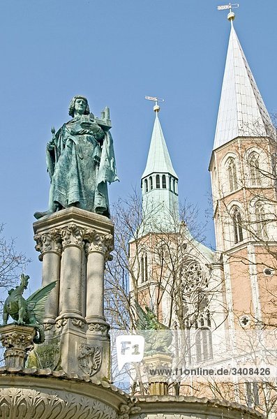 Statue von Heinrich dem Löwen vor der Katharinenkirche  Braunschweig  Deutschland  Flachwinkelansicht