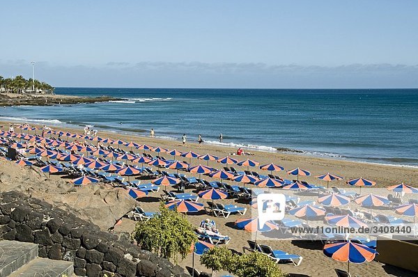 Touristen am Playa Grande  Puerto del Carmen  Lanzarote  Spanien  Erhöhte Ansicht