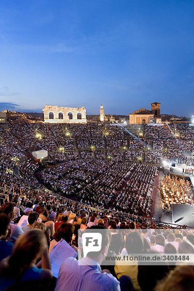 Publikum im Amphitheater  Verona  Italien  Erhöhte Ansicht