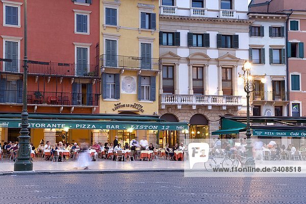 Belebtes Restaurant  Piazza Bra  Verona  Italien