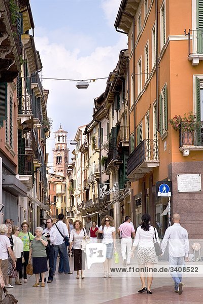 Fußgänger in einer Gasse  Verona  Italien
