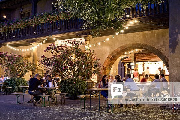 Touristen im Außenbereich eines Restaurants sitzend  Colmar  Frankreich