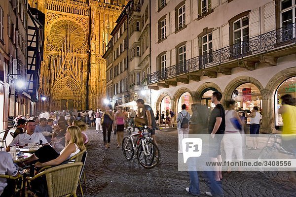 Menschen in einer Gasse  Straßburger Münster im Hintergrund  Straßburg  Frankreich