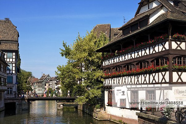 Fußgänger auf einer Brücke neben dem Restaurant Maison des Tanneurs  Straßburg  Frankreich