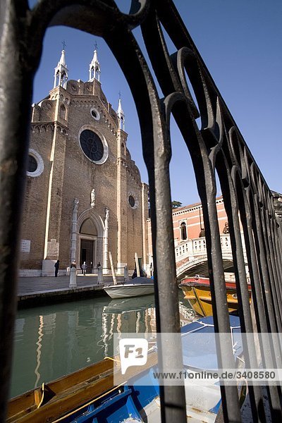 Blick auf die Basilica di Santa Maria Gloriosa dei Frari  Venedig  Italien  Flachwinkelansicht