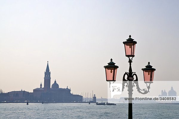 Blick auf San Giorgio Maggiore  Laterne im Vordergrund  Venedig  Italien