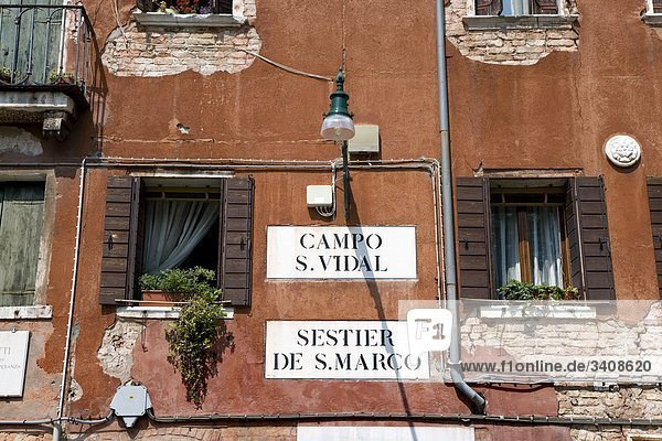 Straßenschilder an einer Hausfassade  Venedig  Italien  Flachwinkelansicht