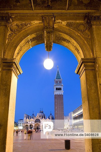 Blick auf den Markusplatz durch einen Bogen  Venedig  Italien