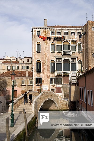 Alte Wohngebäude an einem Kanal in Venedig  Italien  Flachwinkelansicht