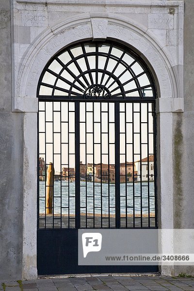 Blick durch ein Tor auf einen Kanal in Venedig  Italien