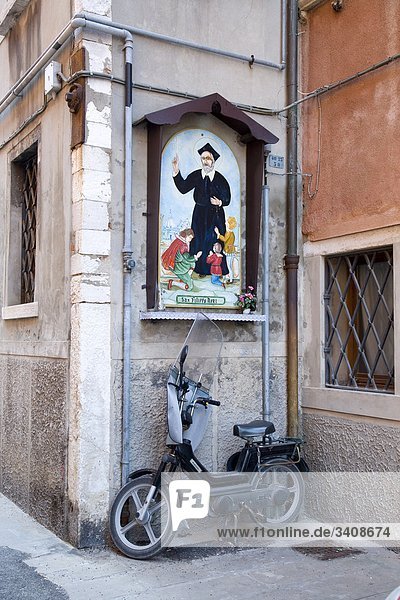 Heiligenbild und Mofa an einer Hausfassade  Chioggia  Venetien  Italien Hausfassade