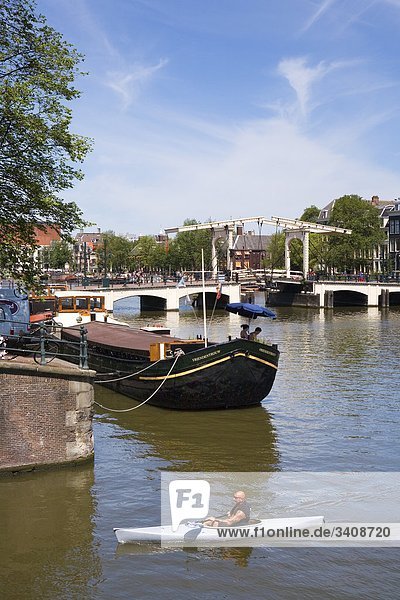 Kanute auf der Amstel  Amsterdam  Niederlande  Erhöhte Ansicht