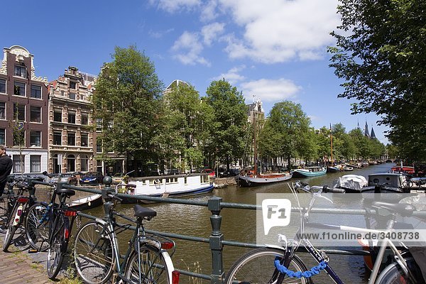 Fahrräder auf einer Brücke in Amsterdam  Niederlande