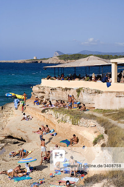 Touristen am Strand von Cala Comte  Ibiza  Spanien  Erhöhte Ansicht