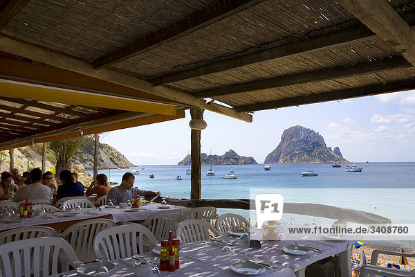 Blick von der Terasse eines Restaurants auf die Felseninsel Es Vedra  Ibiza  Spanien