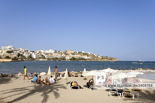 Touristen am Strand von Ses Figueretes  Ibiza  Spanien