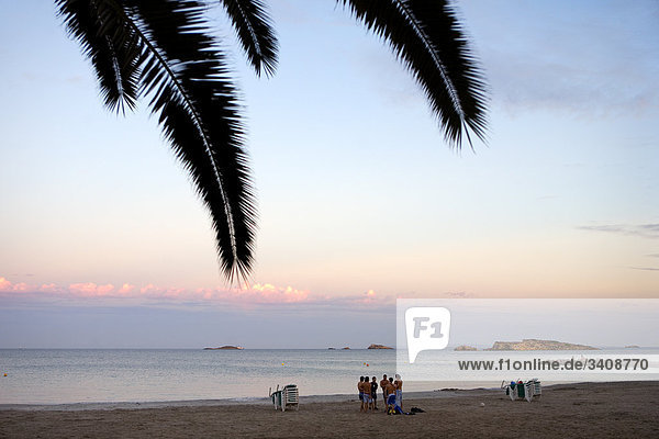 Menschengruppe am Strand  Ses Figueretes  Ibiza  Spanien  Erhöhte Ansicht