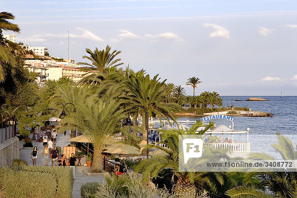 Uferpromenade und Restaurant in Ses Figueretes  Ibiza  Spanien  Erhöhte Ansicht