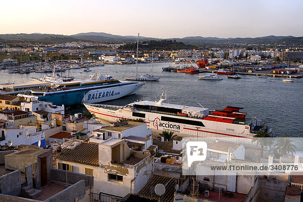 Blick auf den Hafen von Ibiza Stadt  Ibiza  Spanien  Erhöhte Ansicht