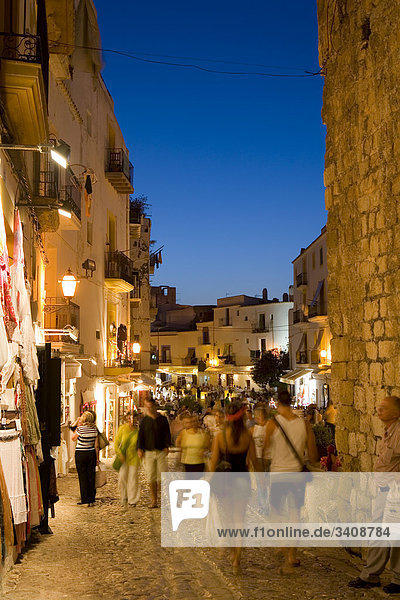 Fußgänger in der Altstadt von Ibiza Stadt  Ibiza  Spanien