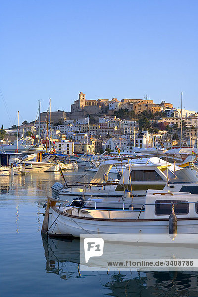 Boote im Hafen vor der Altstadt Dalt Vila  Ibiza Stadt  Ibiza  Spanien