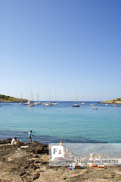 Touristen an der Küste von Portinatx  Ibiza  Spanien  Erhöhte Ansicht