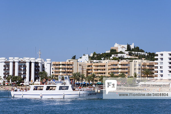 Boot mit Touristen vor der Küste von Santa Eularia des Riu  Ibiza  Spanien  Erhöhte Ansicht