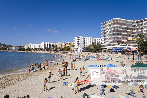 Touristen am Strand von Santa Eularia des Riu  Ibiza  Spanien  Erhöhte Ansicht