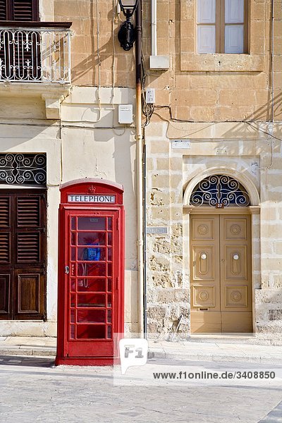 Rote Telefonzelle in Marsaxlokk  Malta