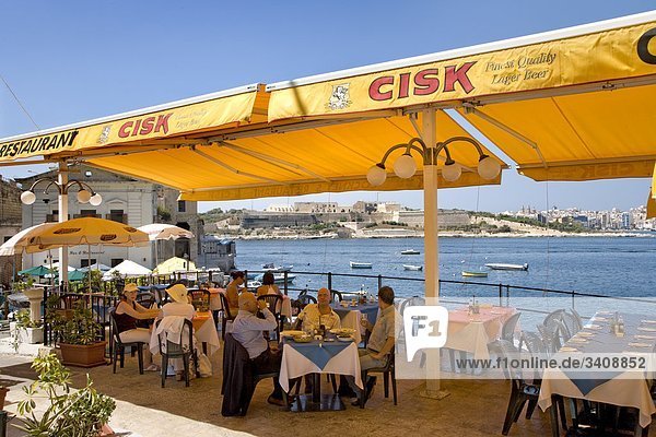Menschengruppe in einem Restaurant an der Küste  Valletta  Malta