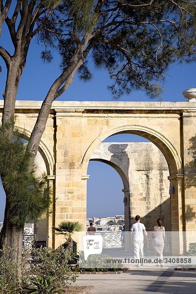 Touristen im Upper Barrakka Gardens  Valletta  Malta