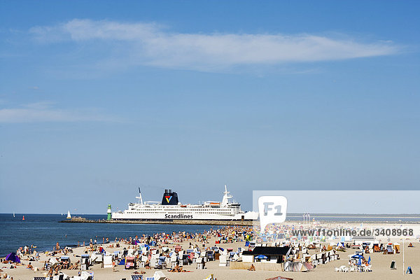 Touristen am Strand in Warnemünde  Fähre im Hintergrund  Rostock  Deutschland  Erhöhte Ansicht