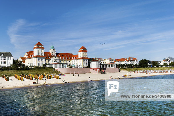 Touristen am Strand von Binz  Kurhaus im Hintergrund  Rügen  Deutschland  Erhöhte Ansicht