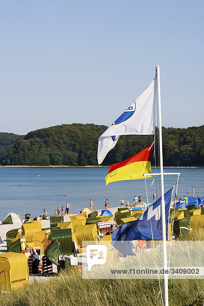 Touristen am Strand von Binz  Flaggen im Vordergrund  Rügen  Deutschland