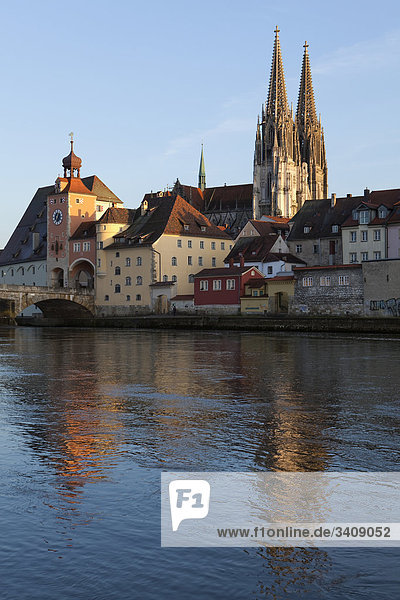 Donau und Altstadt von Regensburg  Deutschland