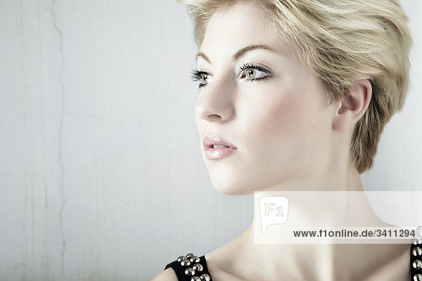 Junge Frau mit blonden Haaren  Portrait