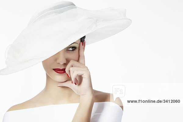 Junge Frau mit weißem Hut  Portrait mund