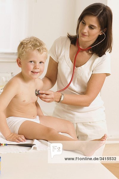 Kinder beim Kinderarzt