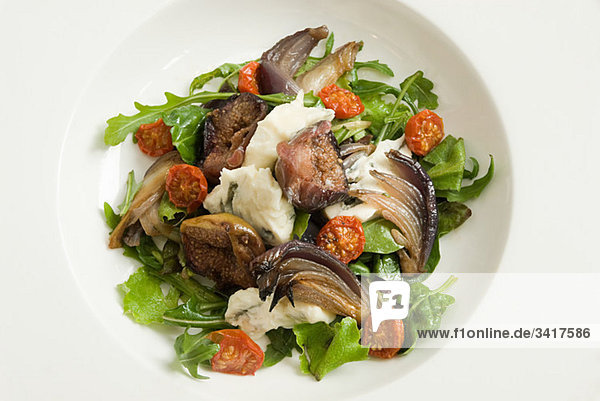 Salat mit Blauschimmelkäse  Feigen und karamellisierten Zwiebeln