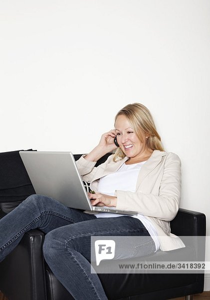 Frau mit Computer