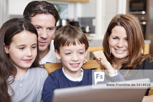 Eltern und Kinder vor dem Computer