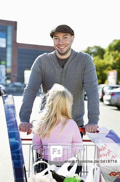 Papa und Tochter gehen einkaufen.