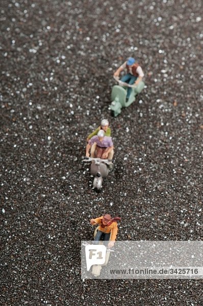 Plastikfiguren auf Motorroller erhöhte Ansicht