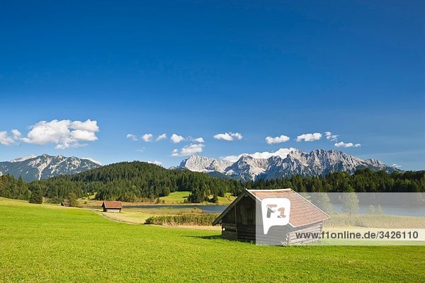 Deutschland  Bayern  Geroldsee mit Heuhaufen  Karwendelgebirge im Hintergrund